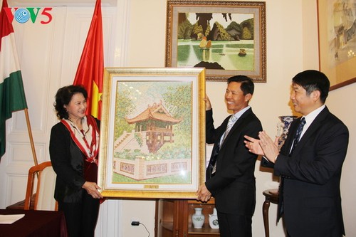 Aktivitas Ketua MN Vietnam, Nguyen Thi Kim Ngan dalam kunjungan resmi-nya di Hungaria - ảnh 1