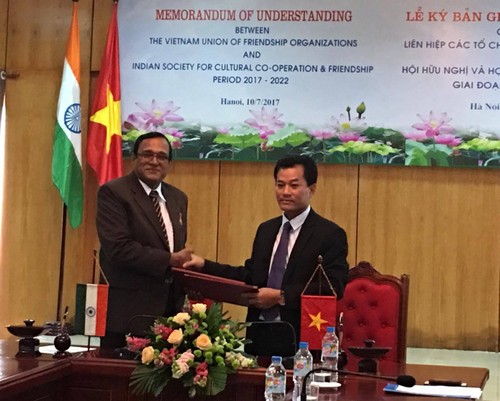 Menandatanagani MoU tentang kerjasama antara Gabungan Asosiasi Persahabatan Vietnam dan Asosiasi Persahabatan dan Kerjasama Kebudayaan India tahap 2017-2022 - ảnh 1