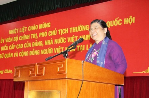 Wakil Ketua Harian MN Vietnam, Tong Thi Phong melakukan kunjungan dan ceramah di depan kaum diaspora Vietnam di Laos - ảnh 1