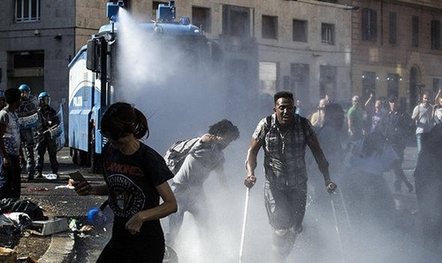 Masalah kaum migran:  polisi berbentrok dengan ratusan orang migran di Roma - ảnh 1