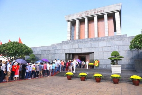 Kira-kira 15.000 orang masuk ke Mousolium untuk berziarah kepada Presiden Ho Chi Minh pada Hari Nasional Vietnam (2/9) - ảnh 1