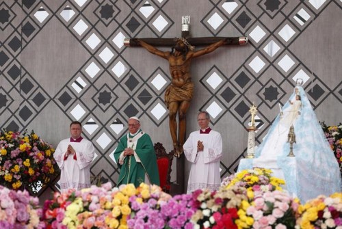 Paus Fransiskus berseru kepada Kolombia supaya menuju ke perdamaian yang berjangka panjang - ảnh 1