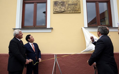 Deputi PM Vietnam, Vuong Dinh Hue melakukan kunjungan kerja di Slovakia - ảnh 1