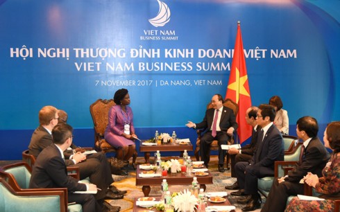 PM Vietnam, Nguyen Xuan Phuc secara terpisah menerima Wakil Presiden WB urusan kawasan Asia Timur-Pasifik dan Direktur Pelaksana WEF - ảnh 1