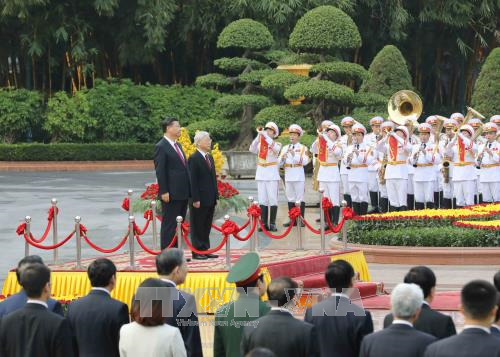 Sekjen KS PKV, Nguyen Phu Trong memimpin upacara penyambutan resmi dan melakukan pembicaraan dengan Sekjen, Presiden Tiongkok, Xi Jinping - ảnh 1