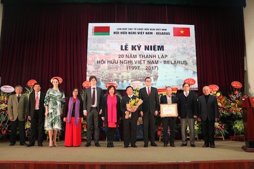 Temu pergaulan persahabatan sehubungan dengan peringatan ultah ke-20 Hari Berdirinya Asosiasi Persahabatan Vietnam-Belarus - ảnh 1
