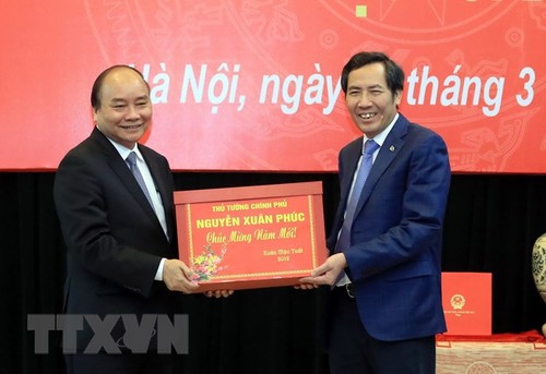 PM Vietnam, Nguyen Xuan Phuc mengunjungi dan melakukan temu kerja dengan Koran Rakyat - ảnh 1