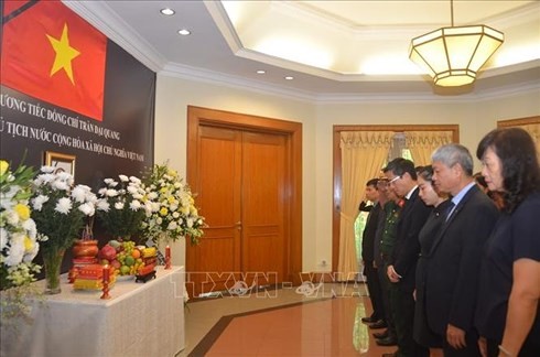 Pimpinan beberapa negara, Partai, Ormas dan Asosiasi diaspora Vietnam menyatakan perasaan sayang kepada Presiden Tran Dai Quang - ảnh 1