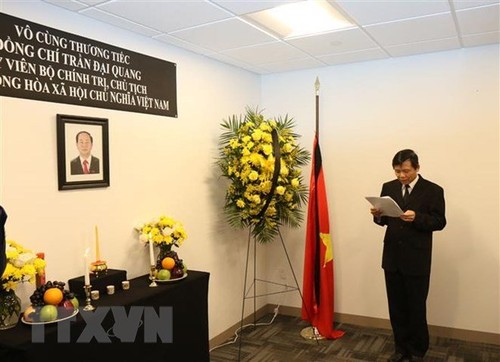 Perwakilan Tetap Vietnam di PBB dan banyak kantor perwakilan Vietnam di luar negeri  membuka buku perkabungan dan mengadakan upacara melayat Presiden Tran Dai Quang - ảnh 1