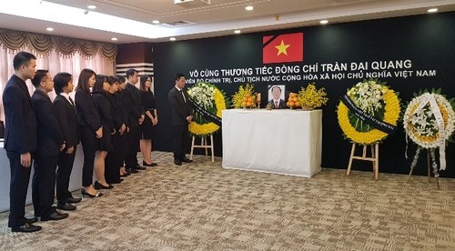 Konsulat Jenderal Vietnam di Kota Shang Hai (Tiongkok) dan Kedubes Vietnam di Polandia mengadakan acara  berziarah kepada Presiden Tran Dai Quang - ảnh 1