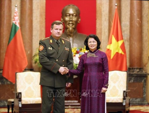 Wapres Vietnam, Dang Thi Ngoc Thinh menerima Menhan Belarus - ảnh 1