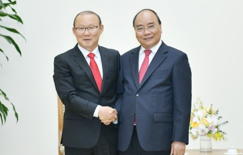 Perdana Menteri Vietnam, Nguyen Xuan Phuc menerima pelatih  Park Hang Seo - ảnh 1