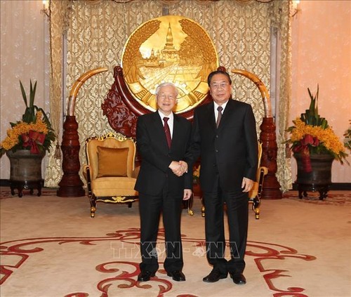 Sekjen, Presiden Vietnam, Nguyen Phu Trong melakukan pertemuan dengan mantan Sekjen, mantan Presiden Laos Choumaly Sayasone; mengunjungi proyek pembangunan Gedung Parlemen Laos - ảnh 1