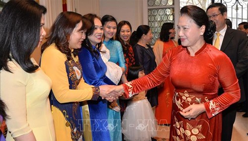 Ketua MN Vietnam, Nguyen Thi Kim Ngan mengunjungi Kedutaan Besar dan bertemu dengan komunitas orang Vietnam di Kerajaan Belgia - ảnh 1