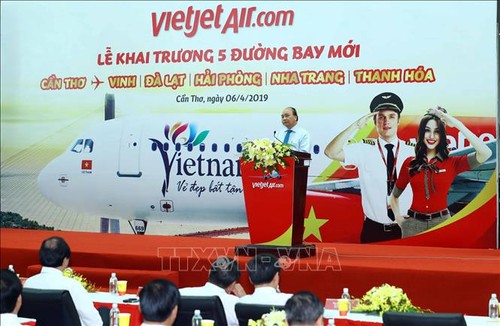 PM Vietnam, Nguyen Xuan Phuc menghadiri acara peresmian 5 lini penerbangan yang baru di Kota Can Tho - ảnh 1
