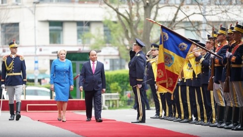 PM Rumania, Viorica Dancila memimpin acara penyambutan kepada PM Vietnam,Nguyen Xuan Phuc - ảnh 1