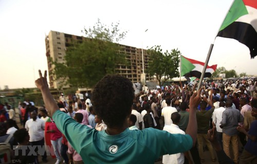 Situasi di Sudan: Dewan Militer dan pihak demonstran menyepakati struktur transisi - ảnh 1