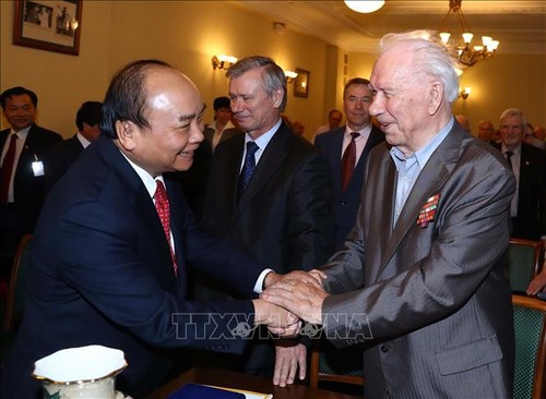 PM Nguyen Xuan Phuc melakukan pertemuan dengan Asosiasi Persahabatan Rusia – Vietnam dan Asosiasi mantan pakar militer Rusia yang pernah ikut serta membantu Vietnam pada masa peperangan - ảnh 1