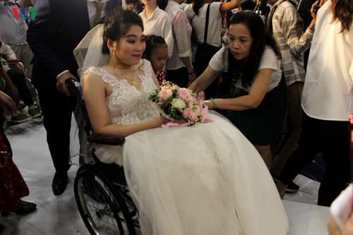 Impian memakai gaun pengantin, pasangan suami-istri tuna netra harus melewati  ratusan Km datang ke Kota Ha Noi - ảnh 2