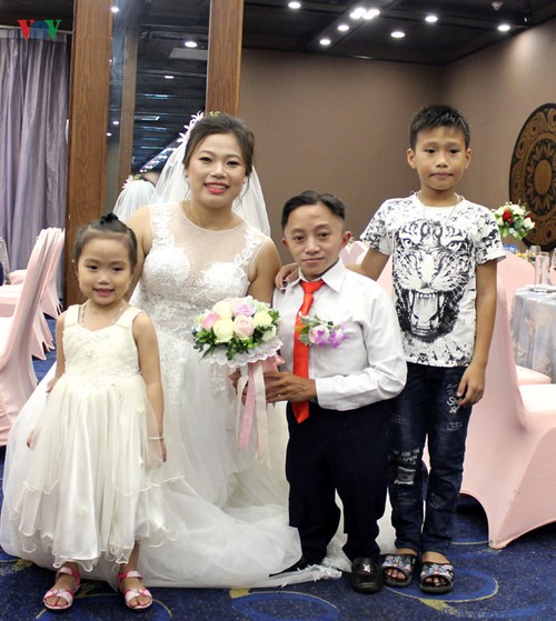 Impian memakai gaun pengantin, pasangan suami-istri tuna netra harus melewati  ratusan Km datang ke Kota Ha Noi - ảnh 20