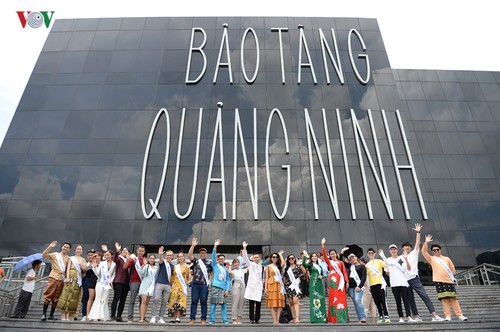 Kontes “Suara Nyanyian ASEAN+3”: Para kontestan mengunjungi Museum Quang Ninh - ảnh 1