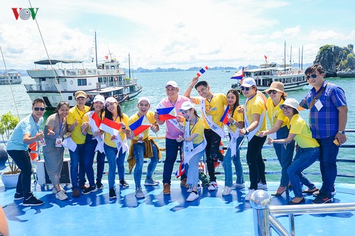 Para kontestan peserta Kontes: “Suara Nyanyian ASEAN+3” menghayati keindahan Teluk Ha Long - ảnh 1