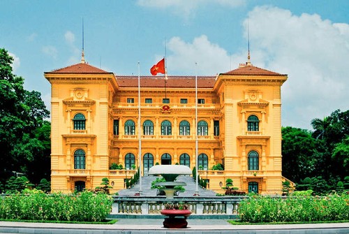 Mengikhtisarkan surat saudara pendengar dan memperkenalkan sepintas-lintas tentang Situs Peninggalan Sejarah Istana Presiden Ho Chi Minh - ảnh 1