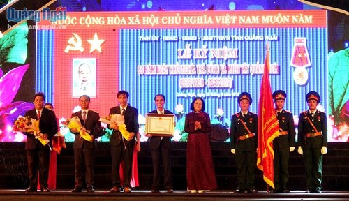 Wapres Dang Thi Ngoc Thinh menghadiri Upacara peringatan HUT ke-60 pemberontakan Tra Bong dan Provinsi Quang Ngai sebelah Barat - ảnh 1