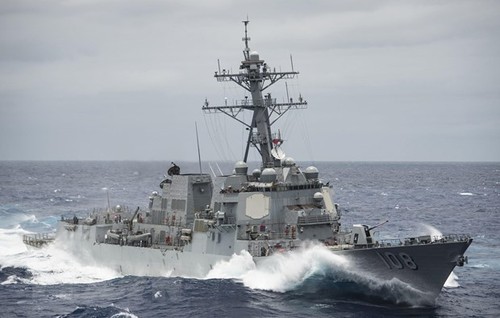 Kapal perusak AS melakukan patroli pelayaran di Timur Laut - ảnh 1