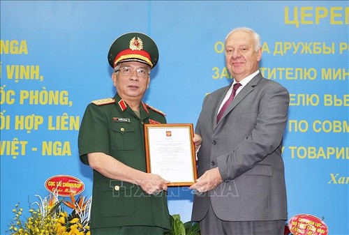 Deputi Menhan Vietnam, Nguyen Chi Vinh mendapat Bintang Persahabatan Federasi Rusia - ảnh 1