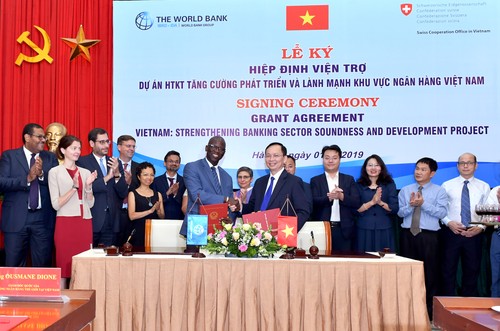 Bank Dunia dan Swiss membantu Vietnam mengembangkan cabang perbankan - ảnh 1