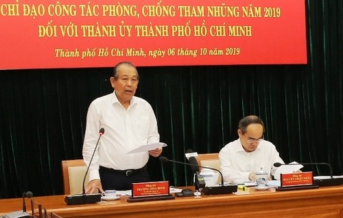 Deputi Harian PM Truong Hoa Binh memeriksa pencegahan dan pemberantasan korupsi di Kota Ho Chi Minh - ảnh 1