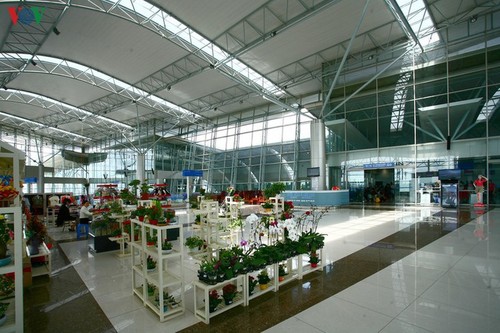 Bandara Lien Khuong seperti bunga yang berwarna-warni  di daerah dataran tinggi - ảnh 11