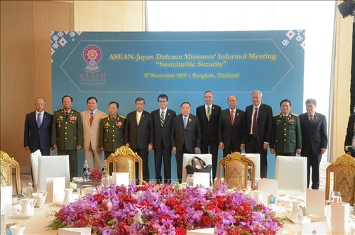 Mendorong kerjasama pertahanan antara ASEAN dan para mitra - ảnh 1