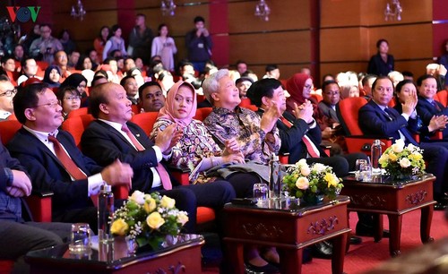Acara pemberian hadiah sayembara mengarang “Mencari tahu tentang kunjungan bersejarah Presiden Ho Chi Minh di Indonesia dan Presiden Soekarno di Vietnam” - ảnh 1