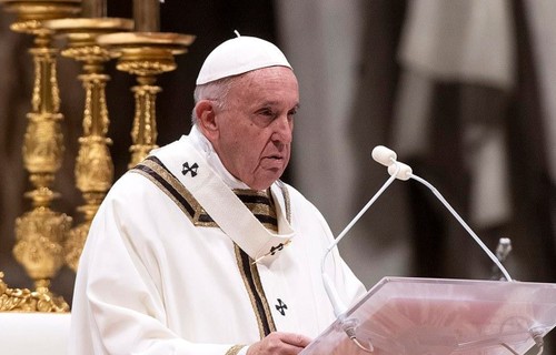 Paus Fransiskus memimpin misa tradisional menyambut Hari Natal dari Vatikan - ảnh 1