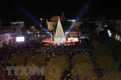 Ribuan orang berduyun-duyun datang ke Kota Bethlehem untuk merayakan Hari Natal - ảnh 1