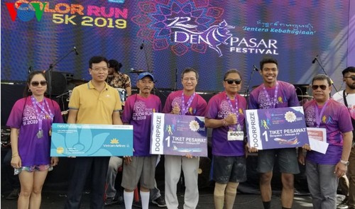 Vietnam menyosialisasikan pariwisata dalam Festival Jalanan  Denpasar di Indonesia - ảnh 1