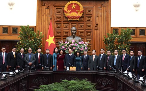 PM Vietnam, Nguyen Xuan Phuc melakukan pertemuan dengan para Dubes dan Kepala Perwakilan Vietnam yang baru saja diangkat - ảnh 1