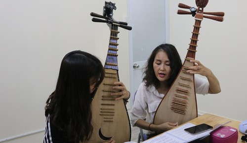 Seniwati Nghiem Thu – seorang yang memberikan ilham kepada generasi muda untuk lebih mencintai sitar Ty ba - ảnh 1