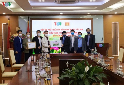 Asosiasi Pengembangan Budaya Badan Usaha Vietnam memberikan bantuan berupa masker kesehatan kepada VOV - ảnh 1