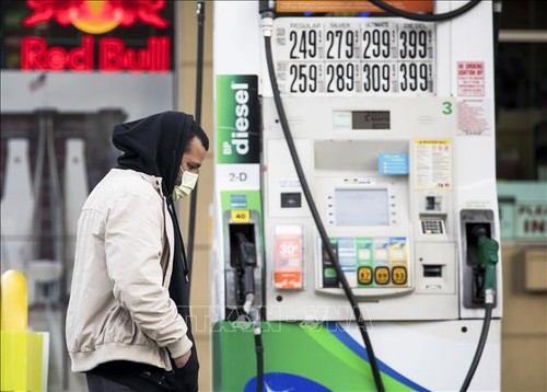 Harga minyak terus meningkat ketika permufakatan pemangkasan hasil produksi dari OPEC+ resmi berlaku - ảnh 1