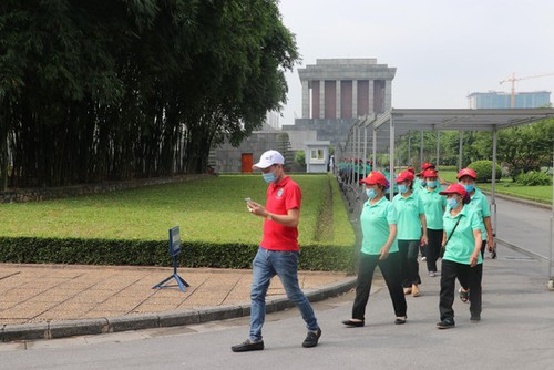 Banyak warga dan wisatawan berziarah ke Mousoleum  Presiden Ho Chi Minh - ảnh 1