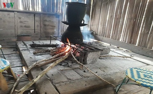 Makna dapur api di rumah panggung dalam kehidupan warga etnis minoritas Thai - ảnh 1
