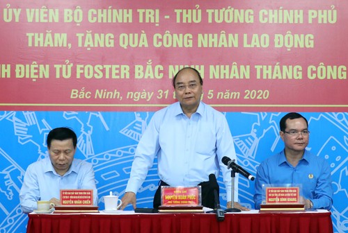 PM Nguyen Xuan Phuc melakukan dialog dengan para buruh di Zona Industri VSIP Provinsi Bac Ninh - ảnh 1