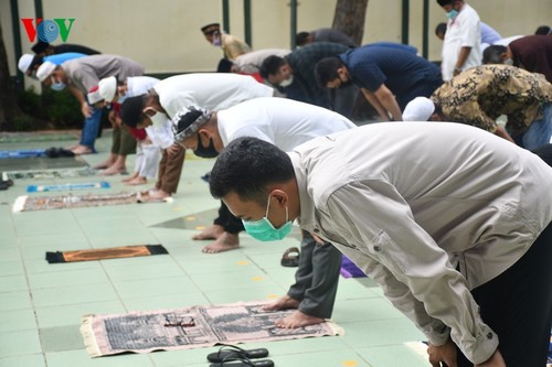 Umat Islam Indonesia kembali melakukan Sholat Jumat di masjid setelah masa 3 bulan - ảnh 10