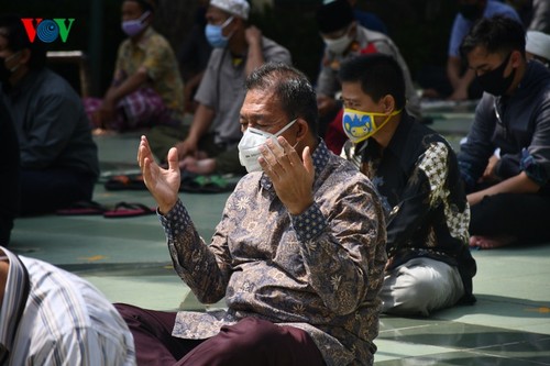 Umat Islam Indonesia kembali melakukan Sholat Jumat di masjid setelah masa 3 bulan - ảnh 11