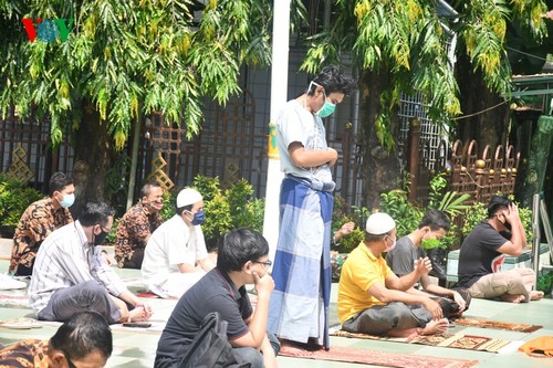 Umat Islam Indonesia kembali melakukan Sholat Jumat di masjid setelah masa 3 bulan - ảnh 12