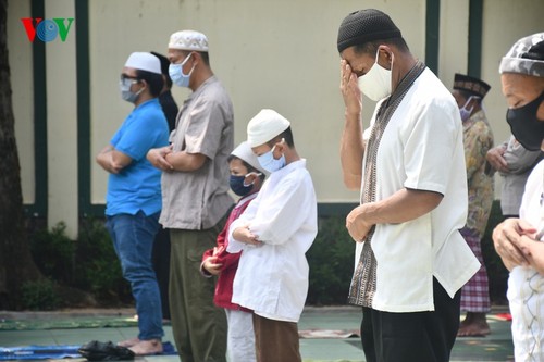 Umat Islam Indonesia kembali melakukan Sholat Jumat di masjid setelah masa 3 bulan - ảnh 13