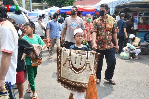 Umat Islam Indonesia kembali melakukan Sholat Jumat di masjid setelah masa 3 bulan - ảnh 14